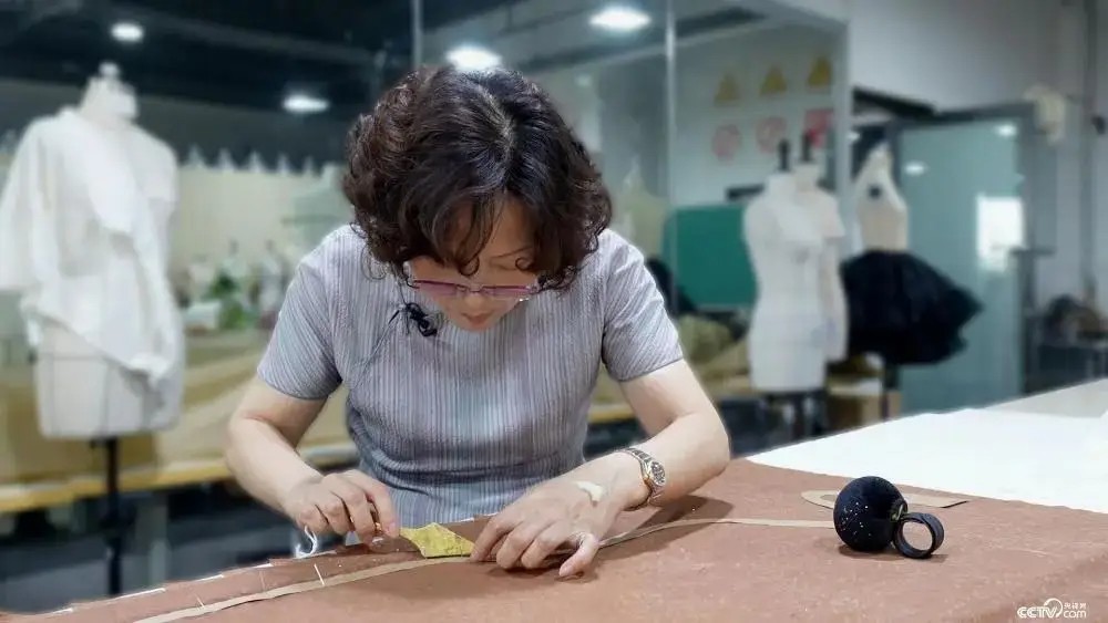 缔造最美礼服的工匠精神-清华美院教授李薇